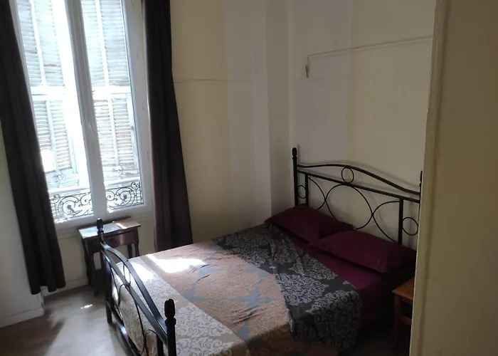 Lyonnais بيت شباب *