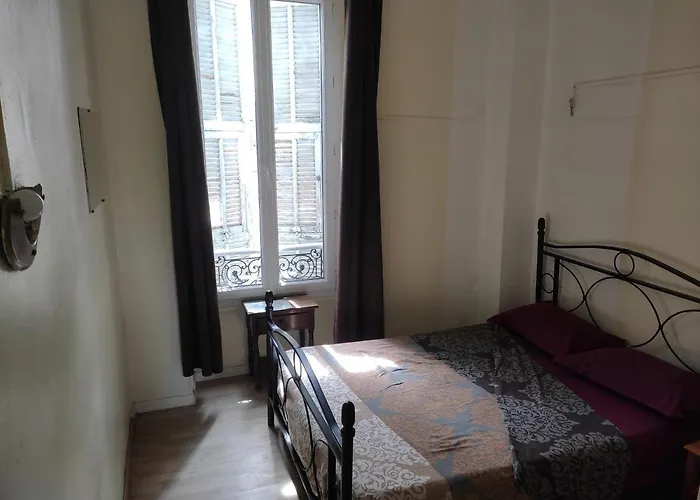 Lyonnais بيت شباب *