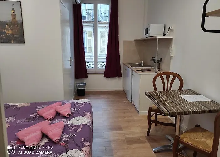 بيت شباب Lyonnais نيس